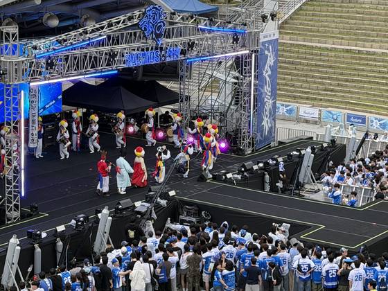 Hanyang University students watch performances by student clubs on May 27. [LEE TAE-HEE]