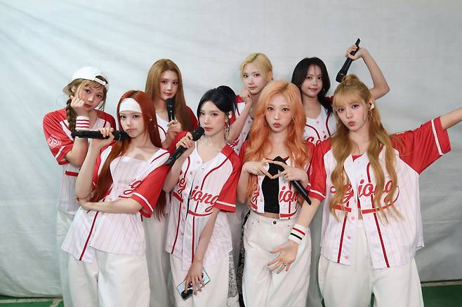 Hearts2Hearts members pose for a photo after performing at Sejong University's festival on May 20. [SCREEN CAPTURE]