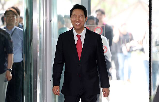 오세훈 서울시장이 지난 4일 서울시청으로 출근하고 있다. [공동취재단, 연합뉴스]