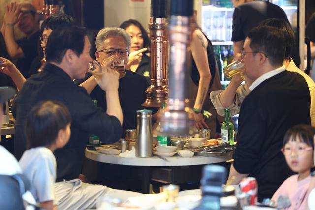 젠슨 황 엔비디아 최고경영자(CEO)와 최태원 SK그룹 회장, 구광모 LG그룹 회장, 이해진 네이버 의장이 5일 서울 마포구 홍대 인근 삼겹살 음식점 ‘형님 저요’에서 이른바 ‘삼소(삼겹살·소주) 회동’을 갖고 있다. 연합뉴스