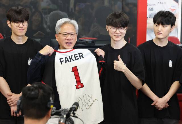 젠슨 황 엔비디아 최고경영자(CEO)가 5일 서울 마포구 ‘T1 베이스 캠프’를 방문해 ‘페이커‘ 이상혁을 비롯한 e스포츠 구단 T1의 리그 오브 레전드(LoL) 선수단을 만난 뒤 페이커 선수에게 받은 유니폼을 꺼내보고 있다. /뉴시스