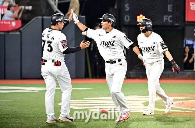 2026년 6월 4일 오후 경기도 수원KT위즈파크에서 열린 '2026 신한 SOL KBO리그' LG 트윈스와 KT 위즈의 경기. KT 이재원이 8회말 2사 1루서 2점 홈런을 친 뒤 기뻐하고 있다./마이데일리