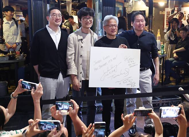 젠슨 황 엔비디아 최고경영자(CEO)가 5일 서울 마포구 홍대 인근 삼겹살 음식점 ‘형님 저요’에서 최태원 SK그룹 회장, 구광모 LG그룹 회장, 이해진 네이버 의장과 ‘삼소(삼겹살·소주) 회동’을 하며 포즈를 취하고 있다. [연합]