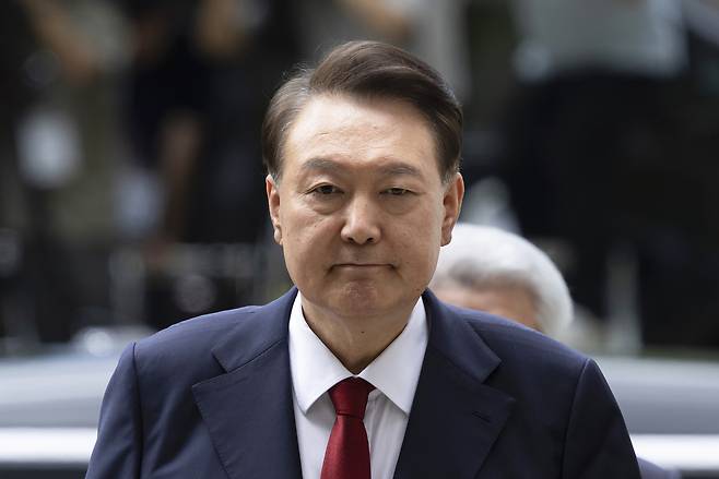 12·3 비상계엄 선포 당사자인 윤석열 전 대통령이 지난해 7월 9일 서울 서초구 서울중앙지법에서 열린 영장실질심사에 출석하는 모습. [연합]