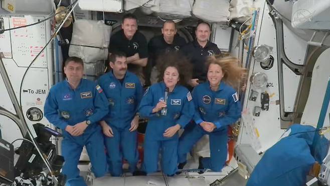 [서울=뉴시스]국제우주정거장(ISS)에 지난 2월 14일(현지시간) 미 나사 주관의 스페이스 엑스 우주선 크루 드래곤 12호로 올라온 신규 우주비행사 4명이 도착했다. 사진은 신규 우주비행사들이 ISS에 도착한 뒤 이미 체류 중인 러시아  소유즈 우주선 탑승 비행사 3명과 기념 촬영을 하고 있다. 본래는 드래곤 12의 선배들인 드래곤 4명도 신규팀 도착 후 1주일 뒤에지구로 내려가지만 11호는 건강 이상 문제로 조기 귀환해 이 단체사진에 빠졌다. 2026.02.15