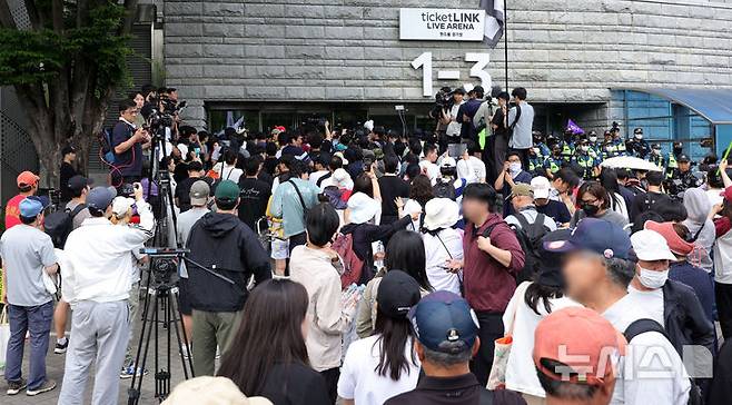 [서울=뉴시스] 홍효식 기자 = 보수성향의 시민 등이 5일 잠실7동 투표함 개표가 진행되고 있는 서울 송파구 올림픽공원 핸드볼경기장을 찾아 항의하고 있다. 2026.06.05. yesphoto@newsis.com