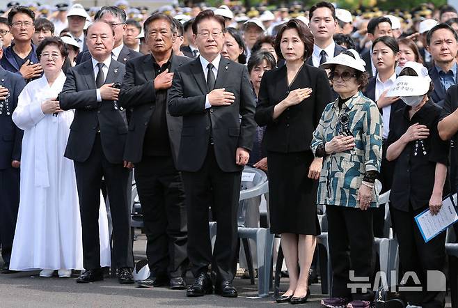 [서울=뉴시스] 고범준 기자 = 이재명 대통령과 김혜경 여사가 6일 서울 동작구 국립서울현충원에서 열린 제71회 현충일 추념식에서 국민의례를 하고 있다. (청와대통신사진기자단) 2026.06.06. bjko@newsis.com