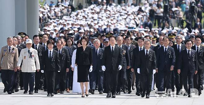 [서울=뉴시스] 고범준 기자 = 이재명 대통령과 김혜경 여사가 6일 서울 동작구 국립서울현충원에서 열린 제71회 현충일 추념식에서 현충탑 참배를 위해 이동하고 있다. (청와대통신사진기자단) 2026.06.06. bjko@newsis.com