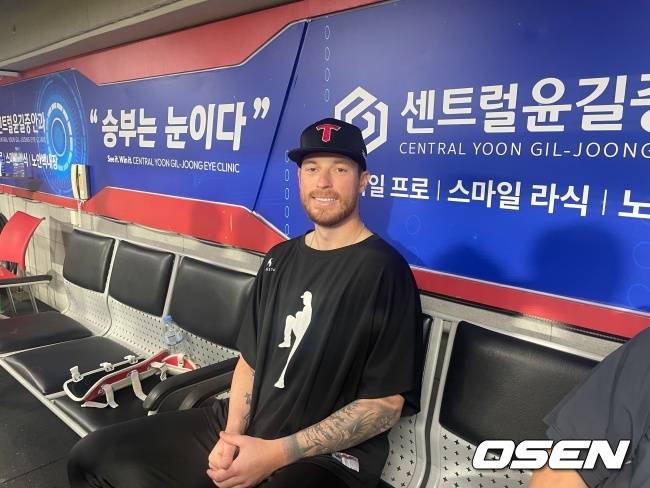 올러가 7승을 따낸 이후 인터뷰에 응하고 있다./OSEN DB