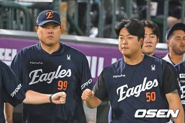 [OSEN=부산, 이석우 기자] 5일 부산 사직야구장에서 2026 신한 SOL KBO 리그 롯데 자이언츠와 한화 이글스의 경기가 열렸다. 홈팀 롯데는 로드리게스가, 방문팀 한화는 류현진이 선발 출전했다.한화 이글스 류현진과 강백호가 롯데 자이언츠에 9-2로 승리한 후 기쁨을 나누고 있다. 2026.06.05 / foto0307@osen.co.kr
