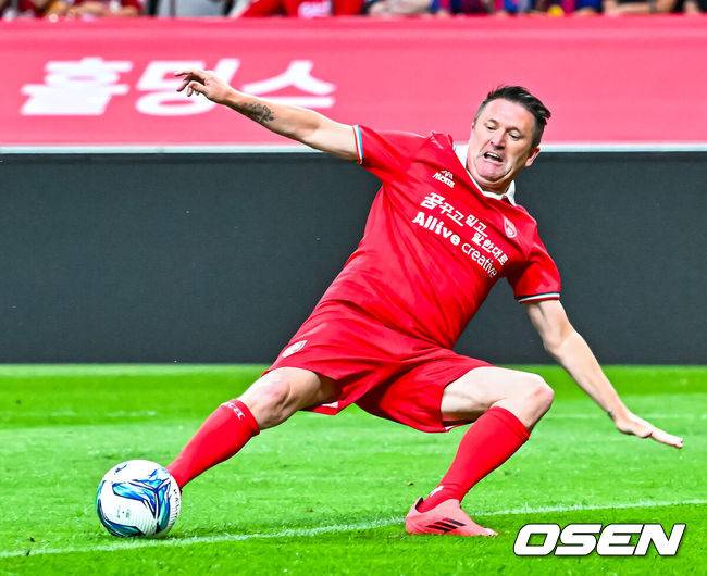 [OSEN=서울월드컵경기장, 민경훈 기자] 6일 서울월드컵경기장에서 2026 챔피언스 임팩트 인 서울(2026 CHAMPIONS IMPACT IN SEOUL) 경기가 열렸다.2026 챔피언스 임팩트 인 서울은 바르셀로나 레전드 팀과 리버풀 레전드(The Reds) 팀이 맞붙는 이벤트 매치다.후반 리버풀 레전드팀 로비 킨이 추가골에 성공하고 있다.  2026.06.06&nbsp;/ rumi@osen.co.kr