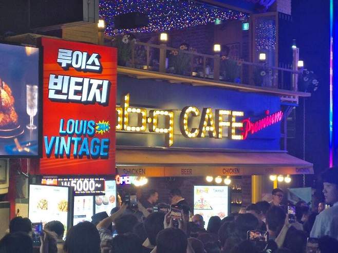 젠슨 황 엔비디아 최고경영자(CEO)와 최태원 SK그룹 회장, 구광모 LG그룹 회장, 이해진 네이버 이사회 의장이 5일 서울 마포구 BBQ 홍대입구점을 찾았다. 뉴스1
