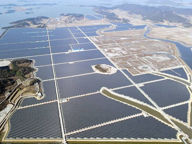 전남 신안군 안좌도에 설치된 96MW 규모의 태양광발전소. 신안군 제공