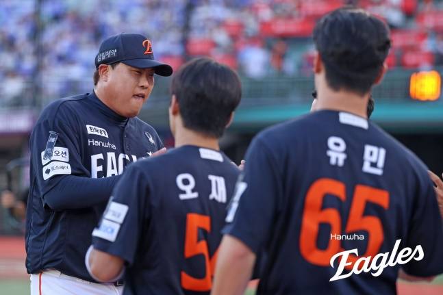 한화 이글스 류현진(왼쪽)이 5일 부산 사직야구장에서 열린 롯데 자이언츠와 2026 신한 SOL KBO리그 방문경기에 선발 등판해 이닝을 마친 뒤 동료들의 환영 속에 더그아웃으로 향하고 있다. /사진=한화 이글스 제공
