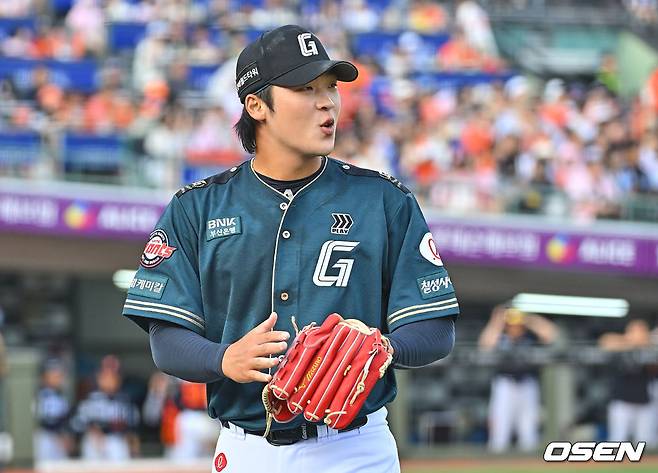 롯데 자이언츠 이민석이 6일 부산 사직야구장에서 열린 한화 이글스와 2026 신한 SOL KBO리그 홈경기에서 선발 등판해 무실점으로 이닝을 막아내고 웃으며 마운드에서 내려오고 있다.