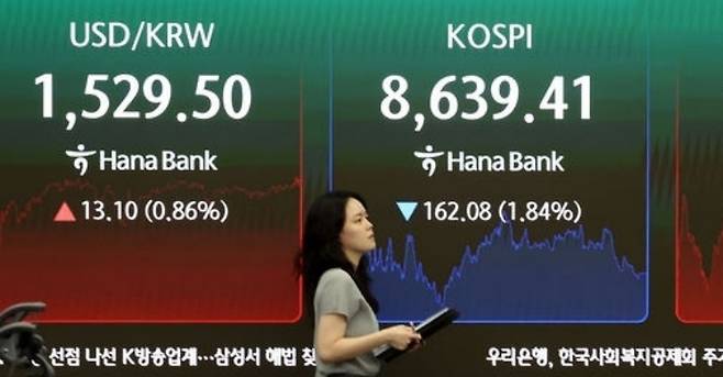 삼성전자ㆍSK하이닉스를 비롯한 기업들이 역대 최대로 반도체를 수출하는 등 달러를 벌어들이고 있지만, 외국인이 주식을 팔고 나가는 속도를 따라잡지 못하고 있다.[사진｜뉴시스]