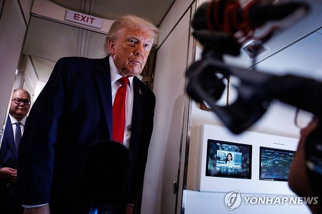 기내에서 기자들 질문에 답하는 트럼프 [AFP 연합뉴스. 재판매 및 DB 금지]