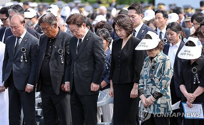 묵념하는 이재명 대통령 부부 (서울=연합뉴스) 김도훈 기자 = 이재명 대통령과 김혜경 여사가 6일 서울 동작구 국립서울현충원에서 열린 제71회 현충일 추념식에서 묵념을 하고 있다. 2026.6.6 superdoo82@yna.co.kr