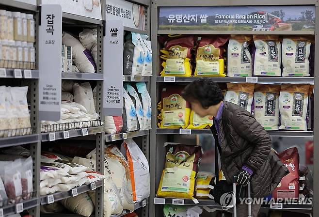 (서울=연합뉴스) 류영석 기자 = 10일 서울 시내 한 대형 마트 쌀,잡곡 등 곡물 코너 모습. 2026.5.10 ondol@yna.co.kr