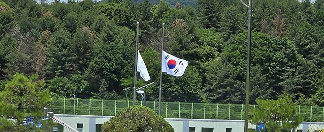 현충일 조기로 게양된 강원체육고 [태극기게양회 제공.재판매 및 DB 금지]