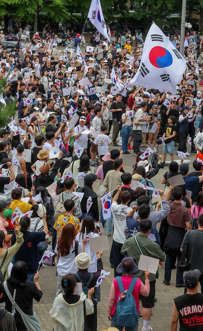 ▲ 6.3 지방선거 투표용지 부족 사태에 반발한 시민들이 7일 서울시 송파구 올림픽공원 핸드볼경기장 앞에서 재선거를 촉구하며 구호를 외치고 있다./전광현 기자 maggie@incheonilbo.com