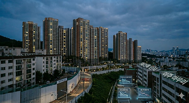 '준강남'으로 불리는 과천 내 아파트 전셋값이 지난해 11월 이후 29주 동안 지속 하락, 재건축 단지 이주가 대부분 마무리되면서 수요가 한풀 꺾이고, 단기간 가격 급등에 대한 피로감과 대출 규제 등으로 하락세가 지속되는 모양새다. 사진=구글제미나이 생성