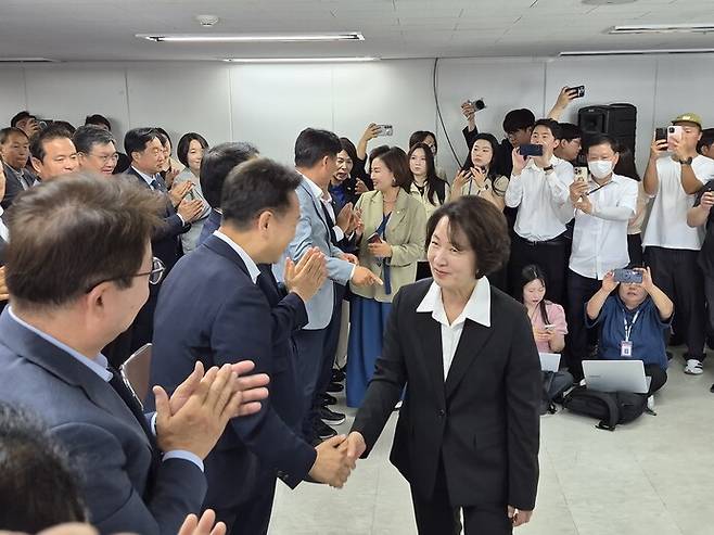 지난 5일 수원 마라톤 빌딩에서 추미애 경기도지사 당선인이 추추선대위 해단식을 마치고 참석자들과 악수를 나누고 있다. 추미애캠프
