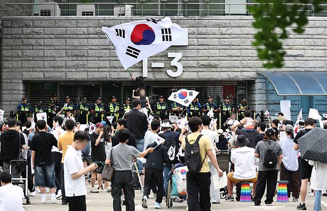 6·3지방선거 개표소 봉쇄 시위 계속. 연합뉴스