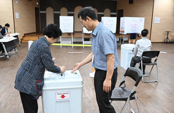 제9회 전국동시지방선거 본 투표일인 3일 창원시 성산구 중앙동행정복지센터 투표소에서 유권자들이 투표하고 있다. /김구연 기자