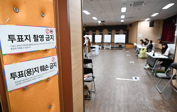 제9회 전국동시지방선거 본 투표일인 3일 투표 시작 20분 전 창원시 성산구 중앙동행정복지센터 투표소에서 참관인들과 선거사무원들이 투표소 기표소 등을 확인하고 있다. /김구연 기자