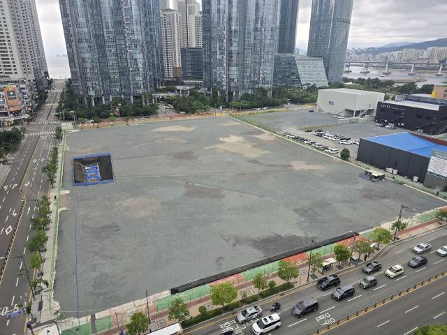 부산 해운대구 마린시티에 위치한 옛 홈플러스 해운대점 부지에 대한 업무·상업 복합시설 개발이 자금 조달 실패로 좌초 위기에 놓였다. 이재찬 기자 chan@