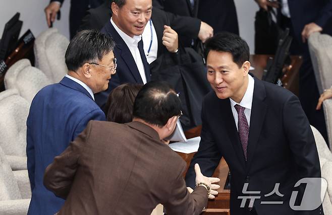 오세훈 서울시장이 서울 중구 서울시의회 본회의장에서 열린 제335회 임시회 제1차 본회의를 마치고 시의원들고 인사를 나누며 이동하고 있다. 2026.4.20 ⓒ 뉴스1 임지훈 인턴기자