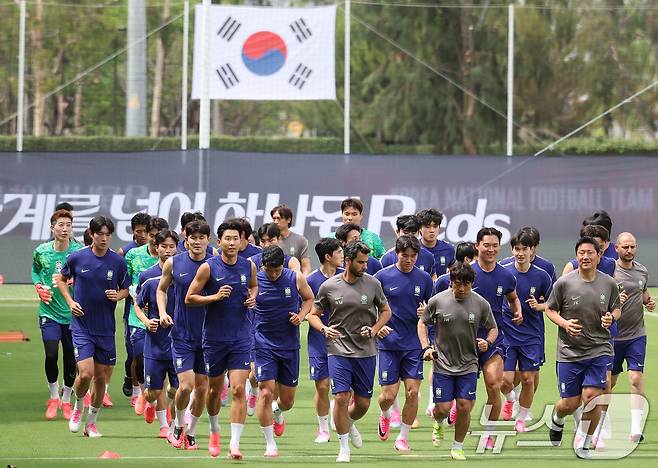 대한민국 축구대표팀 선수들이 6일(현지시간) 멕시코 할리스코 과달라하라에 위치한 '치바스 베르데 바예' 훈련장에서 열린 2026 국제축구연맹(FIFA) 북중미월드컵 피파 커뮤니티 트레이닝(오픈 트레이닝)에서 훈련을 하고 있다. 2026.6.7 ⓒ 뉴스1 임세영 기자