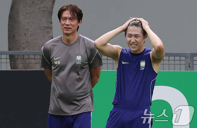 대한민국 축구대표팀 홍명보 감독과 이강인이 6일(현지시간) 멕시코 할리스코 과달라하라에 위치한 '치바스 베르데 바예' 훈련장에서 열린 2026 국제축구연맹(FIFA) 북중미월드컵 피파 커뮤니티 트레이닝(오픈 트레이닝)에서 훈련에 나서고 있다. 2026.6.7 ⓒ 뉴스1 임세영 기자