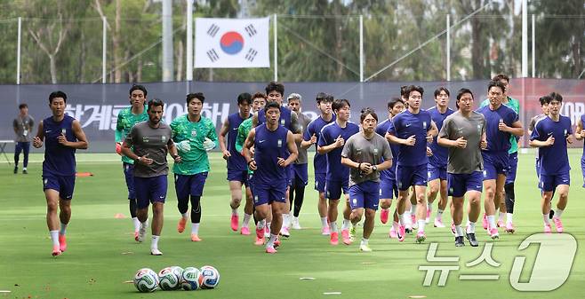 대한민국 축구대표팀 선수들이 6일(현지시간) 멕시코 할리스코 과달라하라에 위치한 '치바스 베르데 바예' 훈련장에서 열린 2026 국제축구연맹(FIFA) 북중미월드컵 피파 커뮤니티 트레이닝(오픈 트레이닝)에서 훈련을 하고 있다. 2026.6.7 ⓒ 뉴스1 임세영 기자
