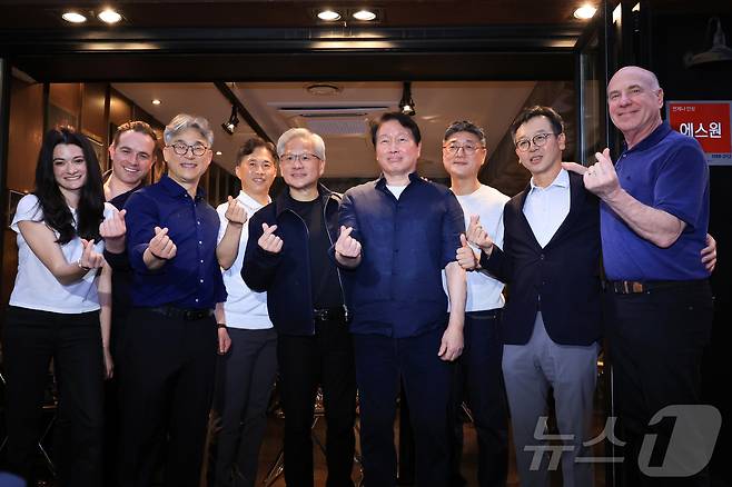 젠슨 황 엔비디아 최고경영자(CEO)와 최태원 SK그룹 회장이 7일 오후 서울 강남구 깐부치킨 삼성점에서 '치맥 회동' 중 엔비디아, SK 임직원들과 기념촬영을 하고 있다. 2026.6.7 ⓒ 뉴스1 이호윤 기자