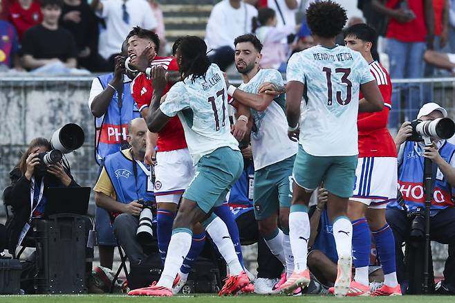 epa13021013 Portugal player Rafael Leao (2-L) and Chile player Ivan Roman (L) argue and are sent off during the international soccer friendly match Portugal against Chile held at National Stadium, in Oeiras, Portugal, 06 June 2026. EPA/JOSE SENA GOULAO
<저작권자(c) 연합뉴스, 무단 전재-재배포, AI 학습 및 활용 금지>