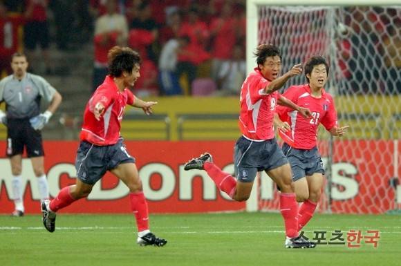 2002 한일 월드컵 1차전 폴란드전 선제골의 세리머니 순간. ⓒ스포츠한국DB