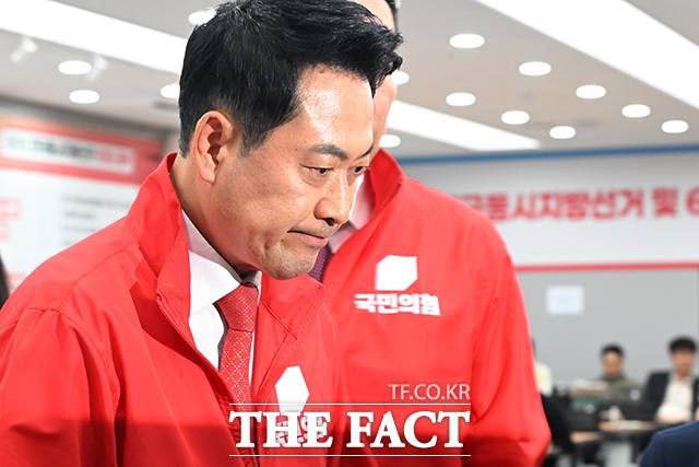 장동혁 국민의힘 대표가 3일 오후 서울 여의도 국민의힘 중앙당사에 마련된 국민의힘 개표상황실에서 투표용지 부족 관련 긴급기자회견을 열고 입장을 밝힌 뒤 이동히고 있다. /남용희 기자