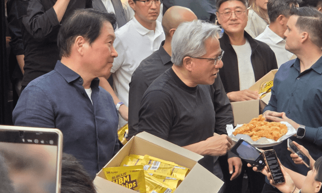 젠슨 황 엔비디아 CEO(오른쪽)와 최태원 SK그룹 회장(왼쪽)이 7일 서울 강남 깐부치킨 삼성점에서 회동 중 밖으로 나와 시민들에게 치킨과 과자를 나눠주고 있다. (사진=지디넷코리아)