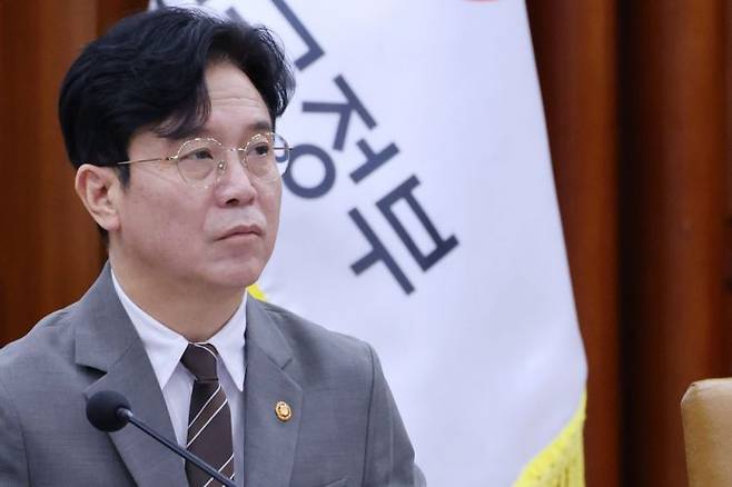 김영훈 고용노동부 장관이 15일 오전 서울 종로구 정부서울청사에서 열린 비상경제본부회의 겸 경제ㆍ부동산 관계장관회의에 참석하고 있다. 연합뉴스