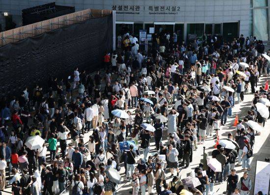 국립중앙박물관에 관람객이 몰려들고 있다. 연합뉴스