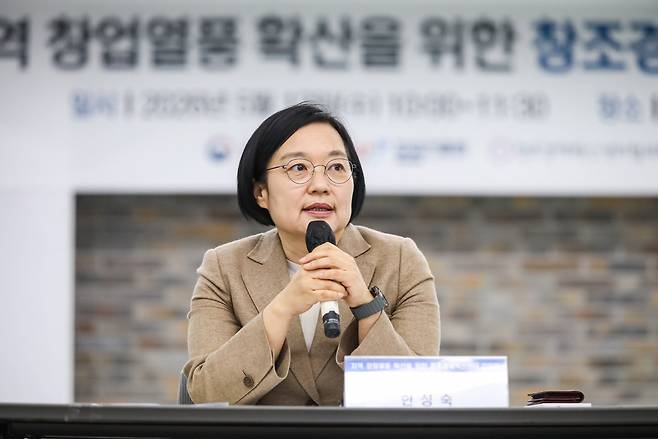 7일 중소기업·벤처·소상공인업계가 한성숙 중소벤처기업부 장관의 국무총리 후보자 지명에 일제히 환영의 뜻을 밝혔다. 사진은 지난달 서울 용산구 서울창조경제혁신센터에서 열린 간담회에서 인사말을 하고 있는 한성숙 중소벤처기업부 장관의 모습/뉴스1