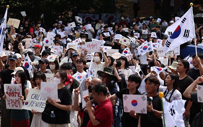 6·3 지방선거 투표용지 부족 사태에 반발한 시민들이 6일 오전 서울 송파구 올림픽공원 핸드볼경기장 개표소 앞에 모여 재선거를 요구하는 구호를 외치고 있다./뉴스1