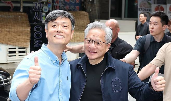 젠슨 황 엔비디아 최고경영자(CEO)와 장병규 크래프톤 의장(왼쪽)이 7일 서울 강남구에 있는 한 PC방 앞에서 만나 엄지척하고 있다. 연합뉴스