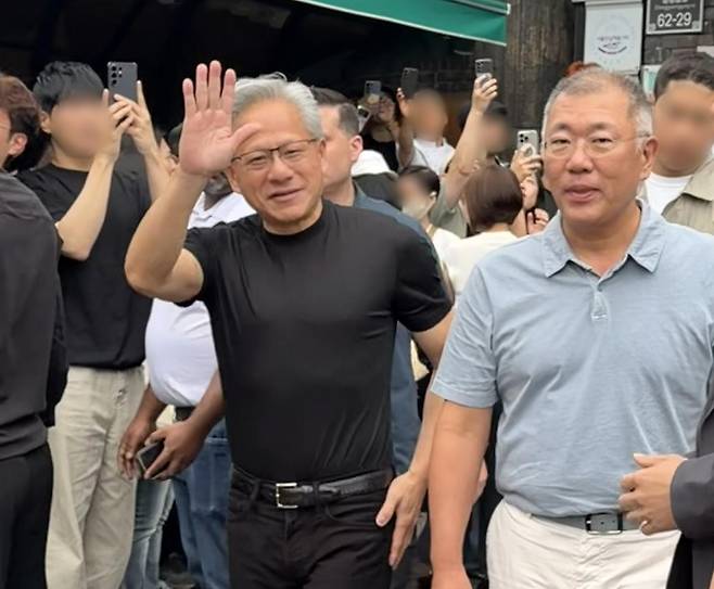 젠슨 황 엔비디아 CEO와 정의선 현대자동차그룹 회장이 7일 서울 을지로 우래옥에서 오찬 회동 후 나서고 있다. 2026.6.7. 뉴스1
