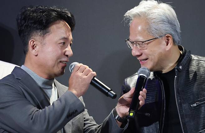 젠슨 황 엔비디아 최고경영자(CEO)가 7일 오후 서울 서초구 포털 PC방에서 열린 엔씨소프트 다중접속 역할 수행 게임(MMORPG) ‘아이온2’ 서프라이즈 라이브 행사에서 김택진 엔씨소프트 대표이사와 함께 유저들을 만나고 있다. (공동취재) 2026.6.7