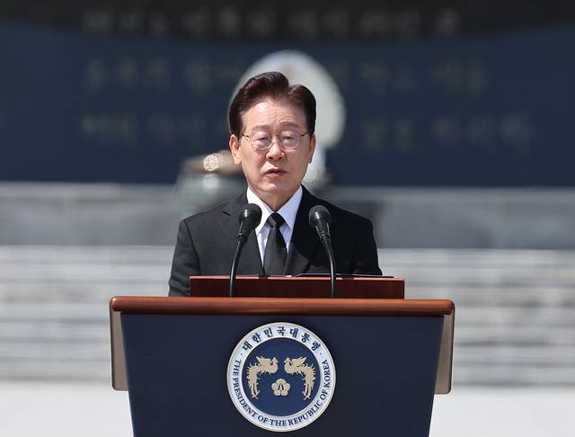 이재명 대통령이 6일 서울 동작구 국립서울현충원에서 열린 제71회 현충일 추념식에서 추념사를 하고 있다. [연합뉴스]