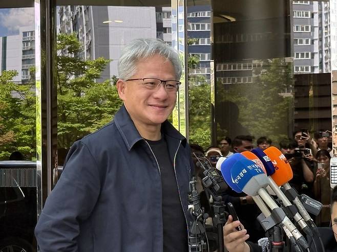 젠슨 황 엔비디아 최고경영자(CEO)가 지난 5일 서울 서울김포비즈니스항공센터로 입국해 기자들의 질문에 대답하고 있다. 사진=임수빈 기자