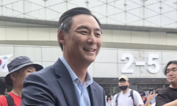 부정선거 음모론자인 모스탄 미국 리버티대 교수가 6일 저녁 봉쇄시위가 이어지고 있는 올림픽공원 핸드볼 경기장을 찾았다. 장현은 기자